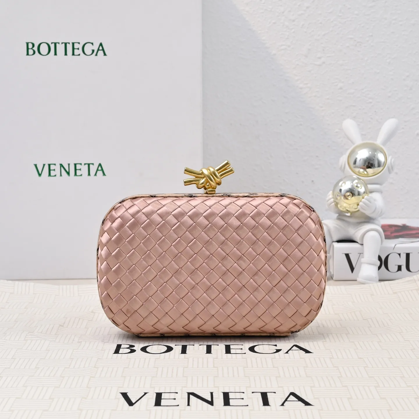 Batch 1460 #BV Knot woven evening bag series ~ Each bag reveals exquisite elegance💫Iconic classic silk weaving➕snake skin trimming with knot buckle, soft and delicate feel. The design is small and exquisite, low-key without logo, elegant and elegant. Paired with evening dress or cheongsam, it has the atmosphere of a famous and wealthy lady. Full of aura and invincible texture💃 Model: 7622 Dimensions: 20x12x5.5